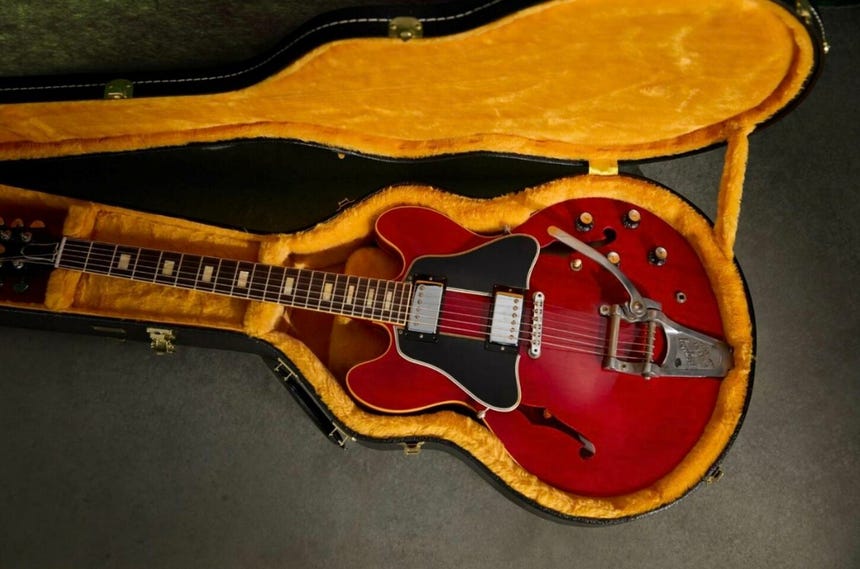 otografía cedida por Gibson que muestra una réplica de una de las guitarras del argentino Gustavo Cerati.
