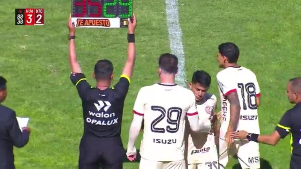 Nacho Barrios ingresó como delantero en UTC.