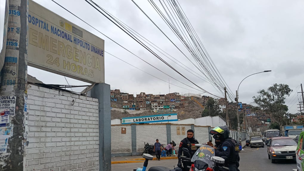 La víctima de unos 19 años ha sido trasladada en el mismo bus hasta el hospital Hipólito Unanue para recibir atención médica.