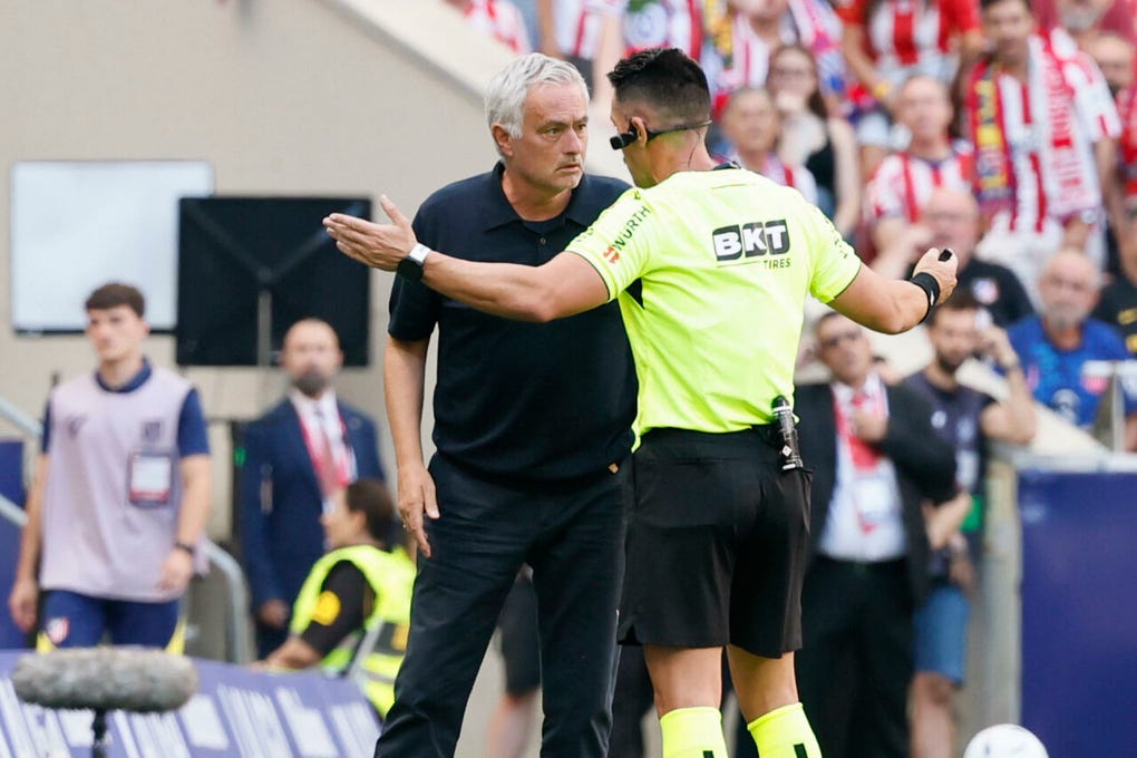 José Mourinho habló constantemente con el árbitro Miguel Ángel Ortiz Arias.