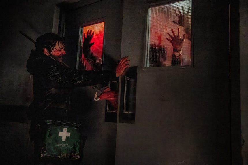 Zach Cregger lleva su mezcla de terror y comedia negra a 'Resident Evil: Noche cero'.