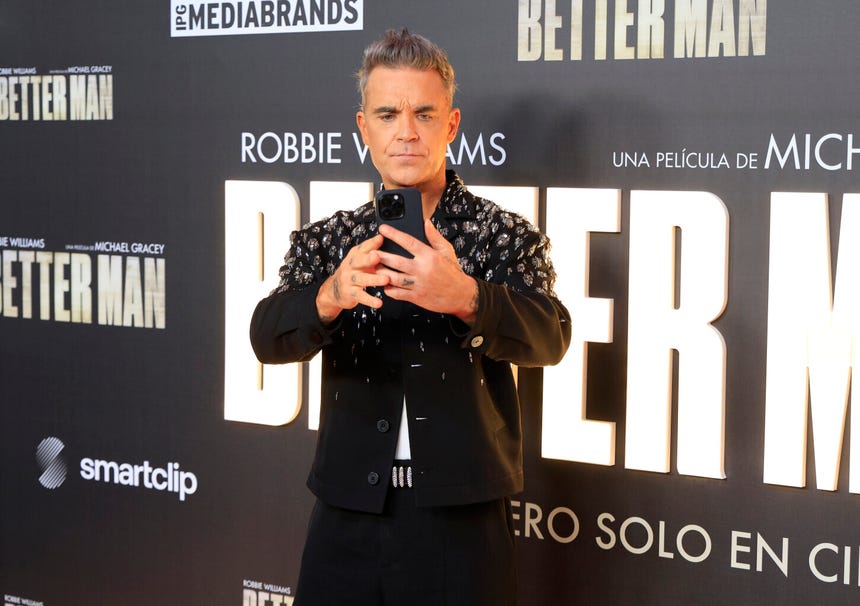 Robbie Williams llega a Perú después de presentarse en Colombia como parte de su gira latinoamericana.