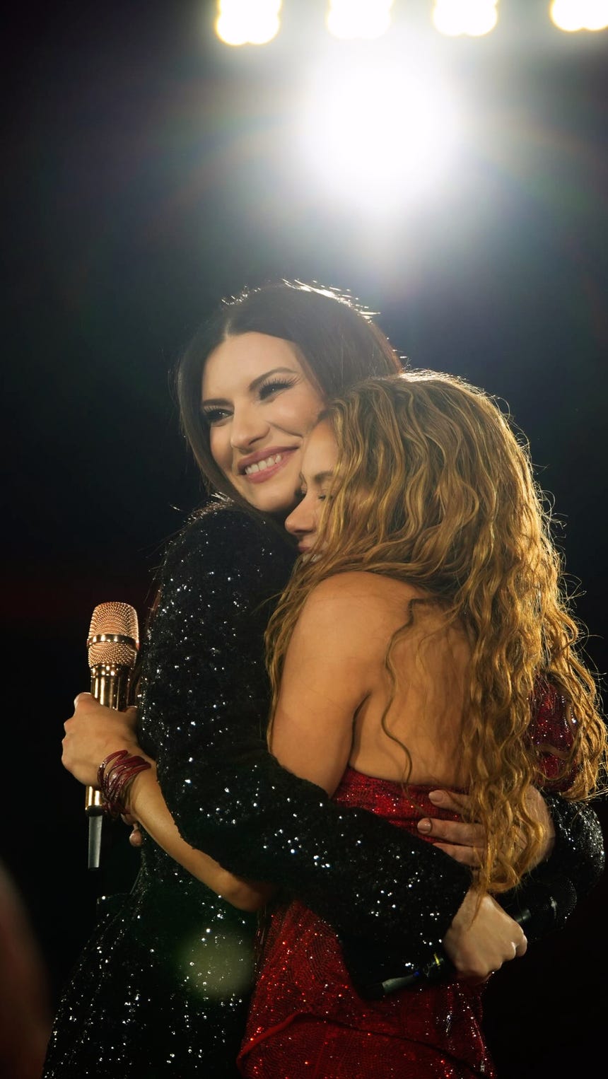 Con un cariñoso abrazo, Shakira y Laura Pausini tienen un emotivo reencuentro en Madrid.