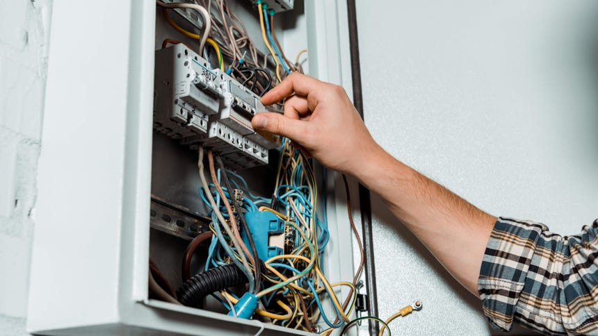Conexiones eléctricas clandestinas: ¿cómo identificarlas y qué riesgos pueden generar?