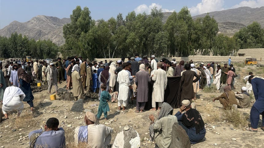 Varias personas asisten al funeral de las víctimas de un supuesto ataque aéreo pakistaní en el distrito de Noorgul, en Kunar (Afganistán), el 21 de septiembre de 2026. 