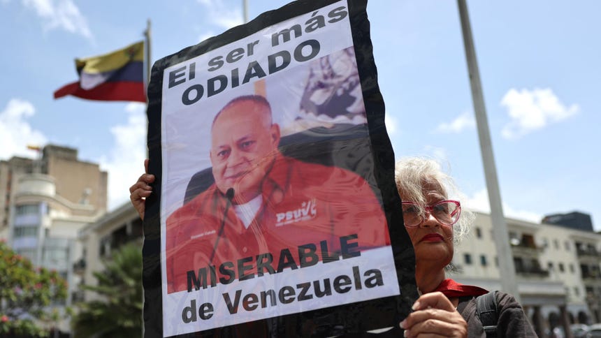 Una mujer sostiene un cartel con la imagen de Diosdado Cabello durante una manifestación el último 11 de septiembre en Caracas (Venezuela). 