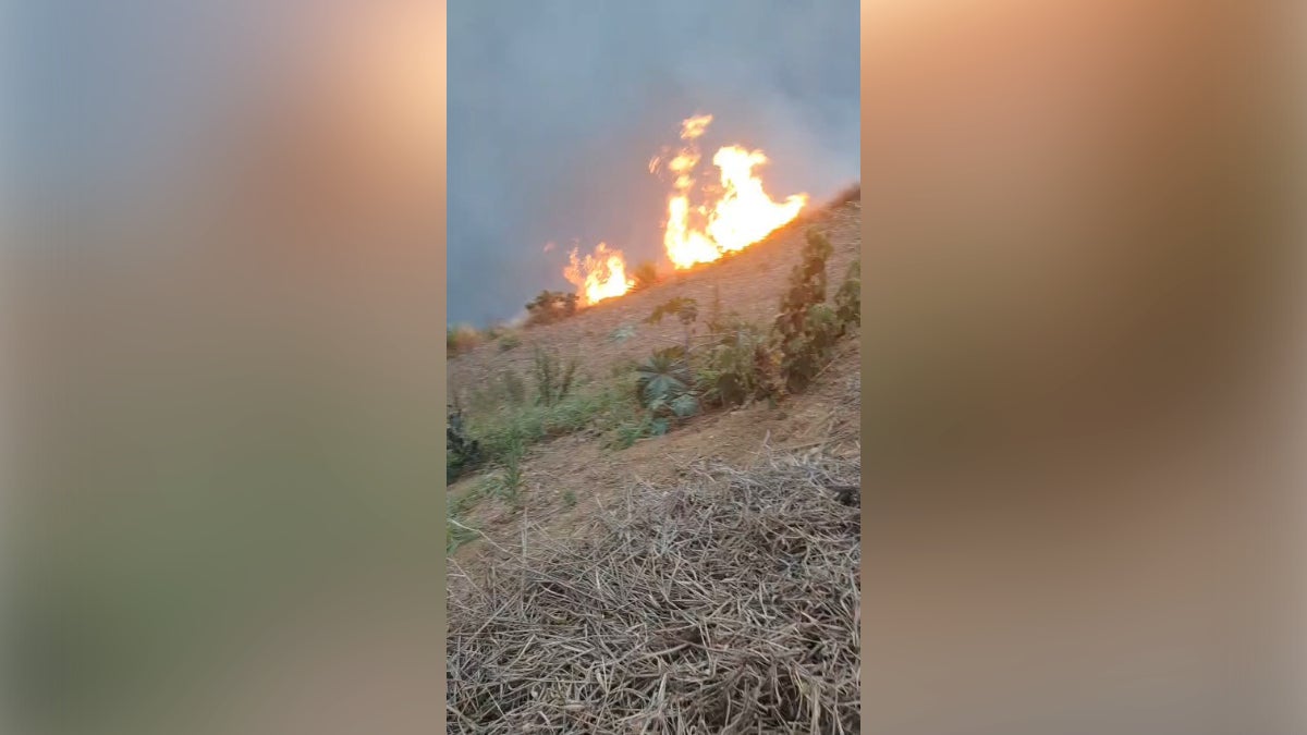 El fuego continúa avanzando hacia el mismo centro poblado