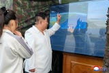En fotografías compartidas por la agencia oficial KCNA, se observa que Kim Jong-un supervisó este ensayo militar junto con su hija adolescente, quien se cree que se llama Kim Ju-ae y es considerada como potencial sucesora al frente del régimen.