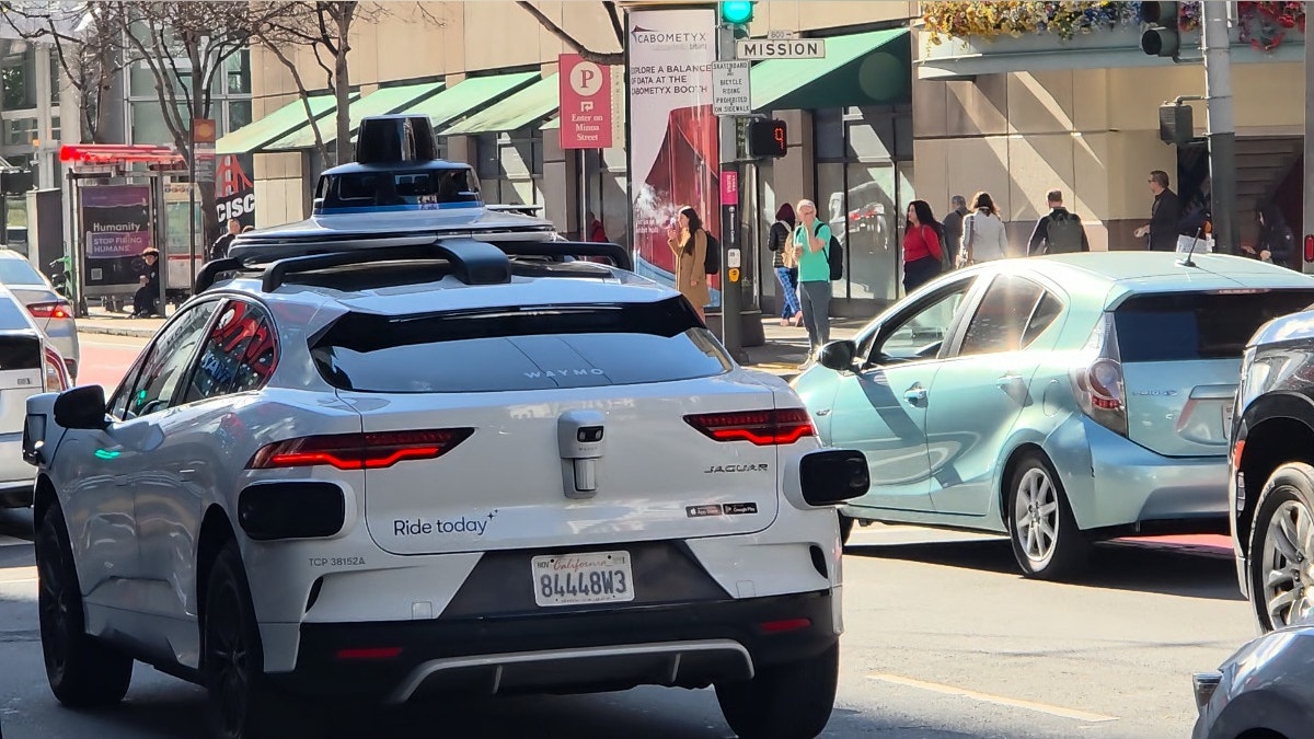 El transporte del futuro es multimodal: vehículos autónomos se alían con el transporte público para agilizar los viajes