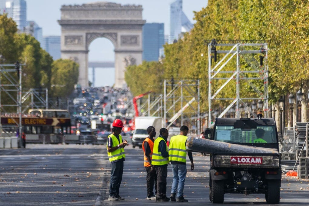 La transformación ya es visible. Desde el 16 de septiembre la circulación está completamente cerrada en la plaza de la Concordia y en algunos de sus accesos, mientras continúan los preparativos para la celebración religiosa que tendrá lugar el próximo sábado.