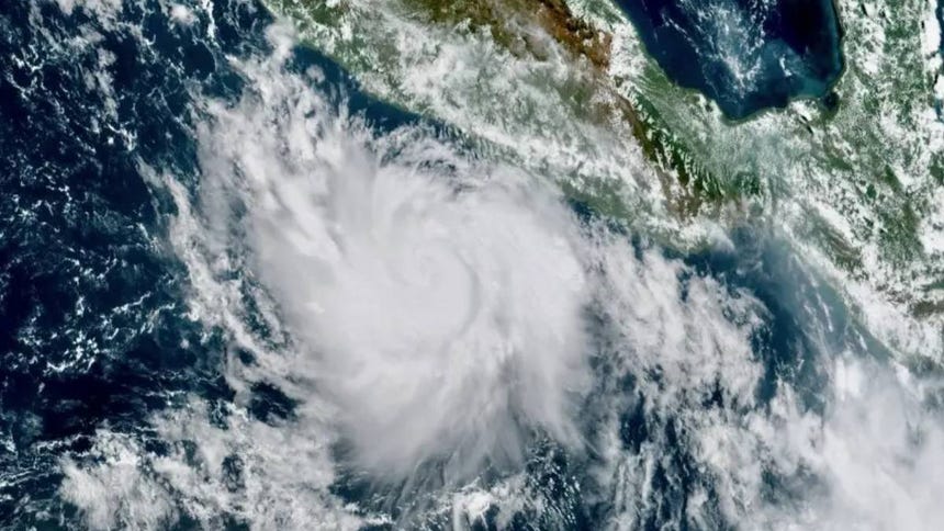 Vista del Huracán Polo, de categoría 5, al frente de la costa de México