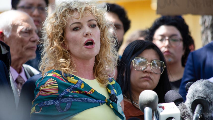 La abogada Kate Lincoln-Goldfinch habla durante una rueda de prensa este lunes, en Austin.