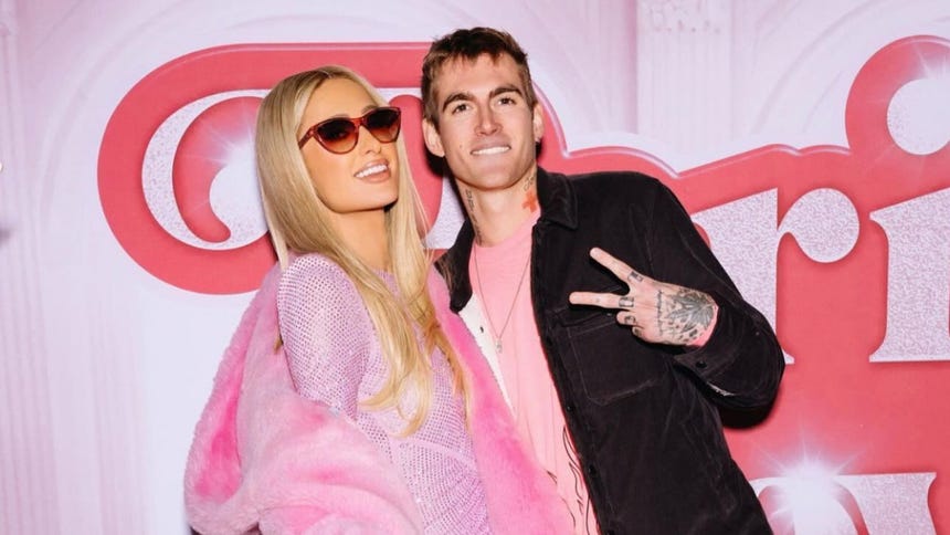 Presley Gerber junto a la socialité Paris Hilton, quien compartió un mensaje tras su fallecimiento.