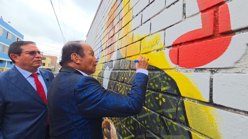 Melcochita firma su mural junto a Rubén Cano, alcalde de La Victoria, como parte del homenaje a su trayectoria.