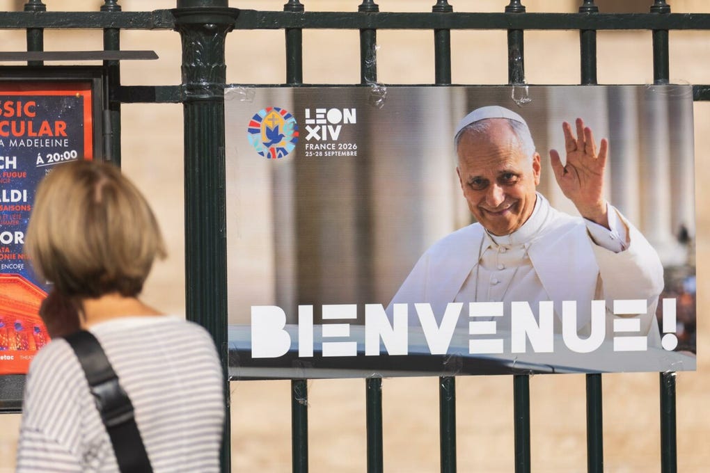 En los Campos Elíseos y sus alrededores, numerosas calles tienen prohibido el estacionamiento desde mediados de septiembre. El dispositivo de seguridad se ampliará progresivamente el viernes 25 y alcanzará su máxima extensión el sábado 26, cuando León XIV participe en una celebración religiosa.