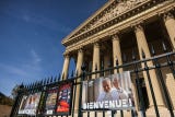 París comienza a cambiar de aspecto a pocos días de la llegada del papa León XIV, con la plaza de la Concordia convertida en una zona de obras y seguridad, calles enteras preparadas para quedar vacías de coches y estaciones de metro que cerrarán mientras la capital francesa se prepara para recibir a cientos de miles de personas.