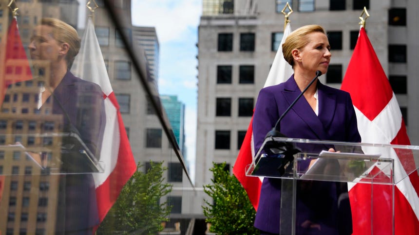 La primera ministra de Dinamarca, Mette Frederiksen, asiste a una rueda de prensa en la azotea de la misión danesa ante la ONU tras la firma de un acuerdo trilateral de seguridad en el Ártico entre Estados Unidos, Dinamarca y Groenlandia, en Nueva York, Nueva York, EE. UU., el 22 de septiembre de 2026, al margen de la Asamblea General de las Naciones Unidas (AGNU). 