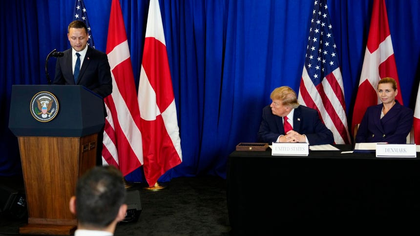 Estados Unidos, Dinamarca y Groenlandia firmaron este martes 22 de septiembre en Nueva York un acuerdo que amplía de forma sustancial la presencia militar estadounidense en el Ártico y busca cerrar meses de tensión provocados por las amenazas de Donald Trump de hacerse con el control de la isla. 