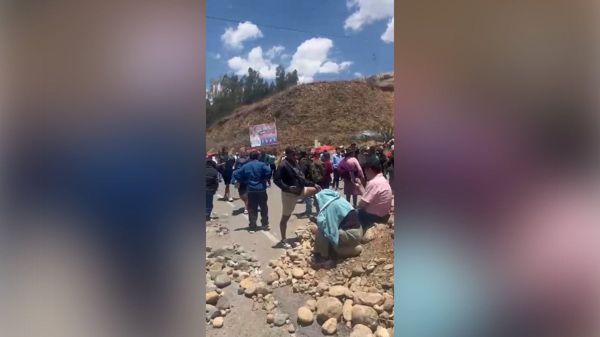 Los manifestantes han bloqueado el kilómetro 554 de la carretera Longitudinal de la Sierra Norte, a la altura del distrito de Recuay. 