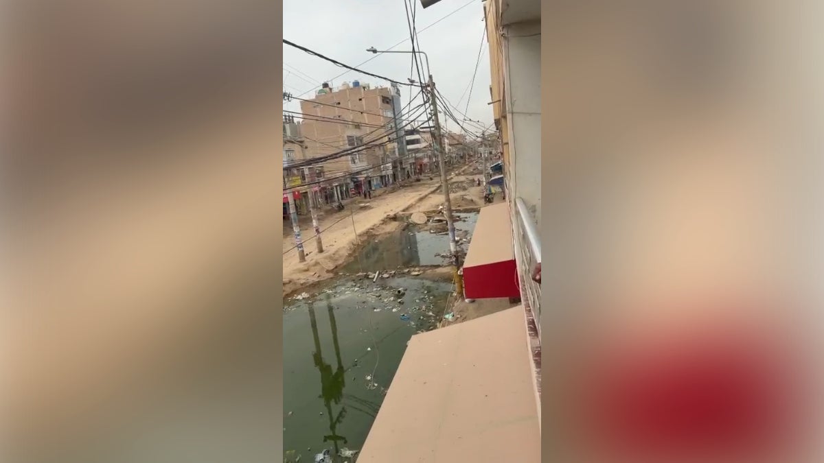Aguas sucias, lodo, tierra, basura y vía clausurada está así a lo largo de la avenida Kennedy & Dorado 