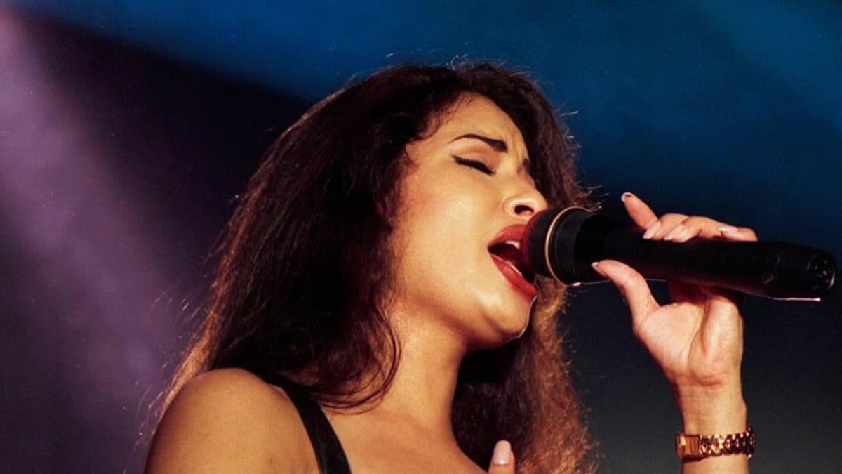 Hermanos de Selena Quintanilla inician disputa legal por gestión de regalías musicales