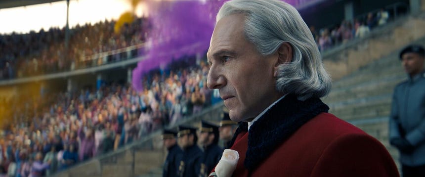 Ralph Fiennes interpreta al presidente Coriolanus Snow en 'Los Juegos del Hambre: Amanecer en la cosecha'.