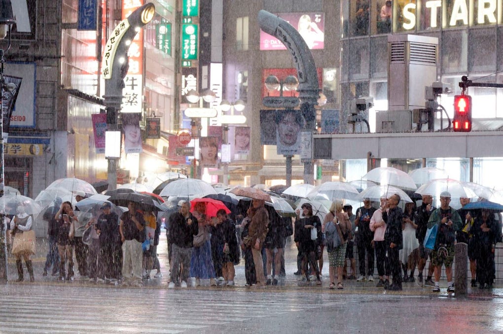 El tifón Dujuan, que afectó el este de Japón entre el lunes y el martes, dejó un récord de lluvia en 48 horas en Oshima, donde cayeron 832 milímetros, según la Agencia Meteorológica de Japón (JMA).