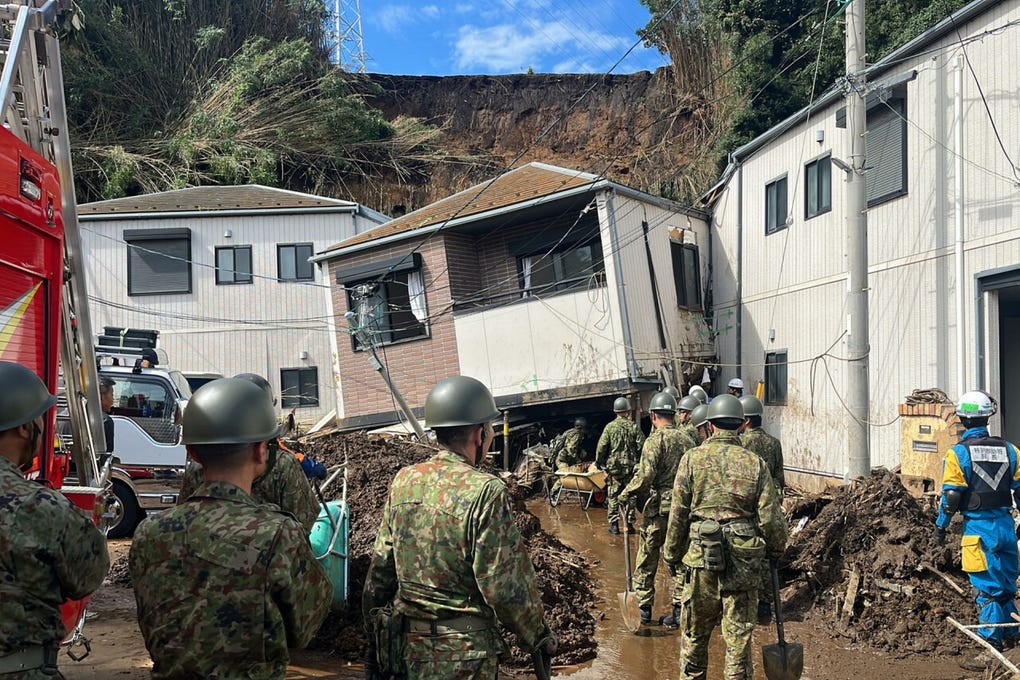 Los seis fallecidos y dos desaparecidos en Chiba fueron víctimas de deslizamientos de tierra, según la cadena local NHK.
