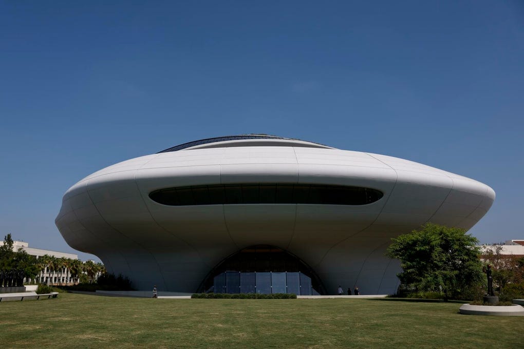 Situado en el conocido Exposition Park de Los Ángeles, este edificio futurista con forma de nave espacial cuenta con 27 870 metros cuadrados repartidos en cinco plantas, todo ello bajo un presupuesto estimado en 1 000 millones de dólares.