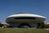 Situado en el conocido Exposition Park de Los Ángeles, este edificio futurista con forma de nave espacial cuenta con 27 870 metros cuadrados repartidos en cinco plantas, todo ello bajo un presupuesto estimado en 1 000 millones de dólares.
