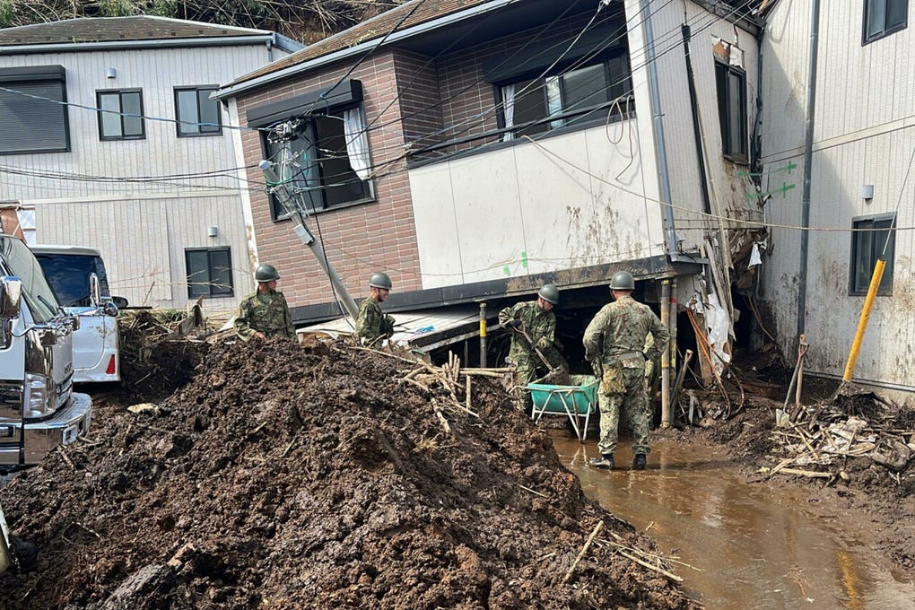 El balance de víctimas por el paso del tifón Dujuan por Japón subió este miércoles a diez muertos, cuatro desaparecidos y 28 heridos, tras dejar lluvias récord, deslizamientos de tierra e inundaciones principalmente en las prefecturas de Chiba y Kanagawa, en el área metropolitana de Tokio.