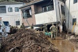 El balance de víctimas por el paso del tifón Dujuan por Japón subió este miércoles a diez muertos, cuatro desaparecidos y 28 heridos, tras dejar lluvias récord, deslizamientos de tierra e inundaciones principalmente en las prefecturas de Chiba y Kanagawa, en el área metropolitana de Tokio.