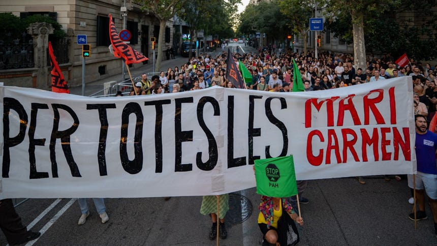 Decenas de personas durante una concentración en apoyo a Maricarmen tras su desahucio en Madrid, ante la Delegación del Gobierno, a 23 de septiembre de 2026, en Barcelona, Catalunya (España). 
