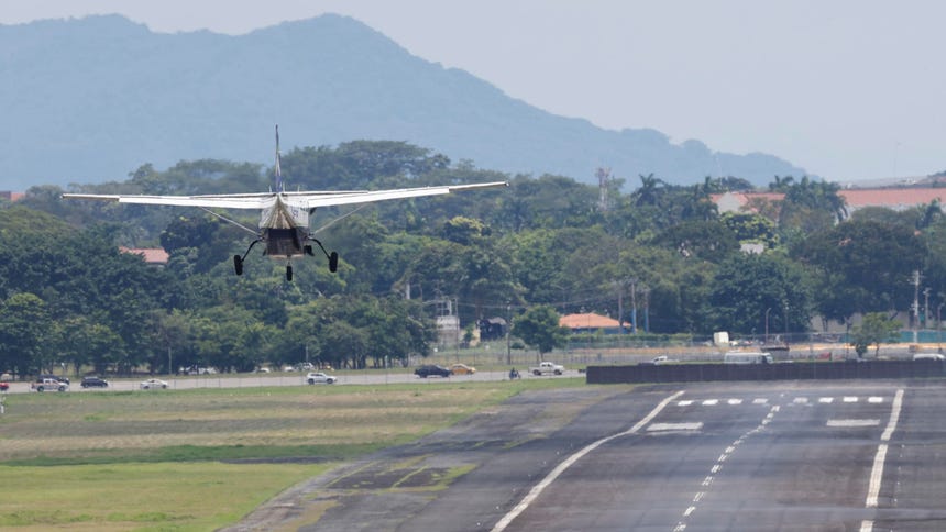 Una avioneta despegando en el Aeropuerto Internacional Marcos A. Gelabert este miércoles, en Ciudad de Panamá.