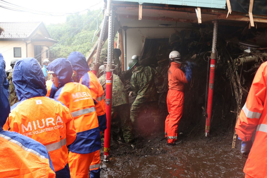 Durante el punto álgido del temporal, las autoridades emitieron órdenes de evacuación para más de 1.9 millones de personas en seis prefecturas (Saitama, Ibaraki, Chiba, Tokio, Shizuoka y Kanagawa), más de 1.1 millones de ellas procedentes de Kanagawa.