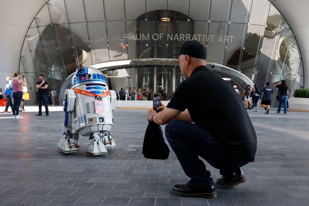 En su interior aguardan auténticas joyas cinematográficas, como la exhibición del traje de Darth Vader, el robot R2-D2 o el traje de C-3PO propias de la saga Star Wars.