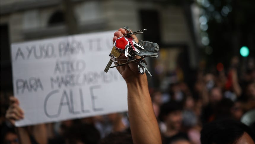 Decenas de personas durante una concentración frente al ático de Chamberí tras el desahucio de Maricarmen, a 23 de septiembre de 2026, en Madrid (España).