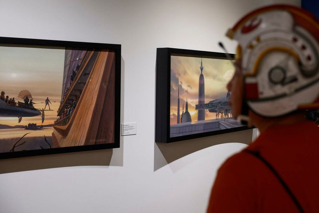 Su interior alberga más de 1 300 obras de arte distribuidas en más de una treintena de galerías en las que convergen diversos artistas, corrientes y épocas de la historia de la humanidad.