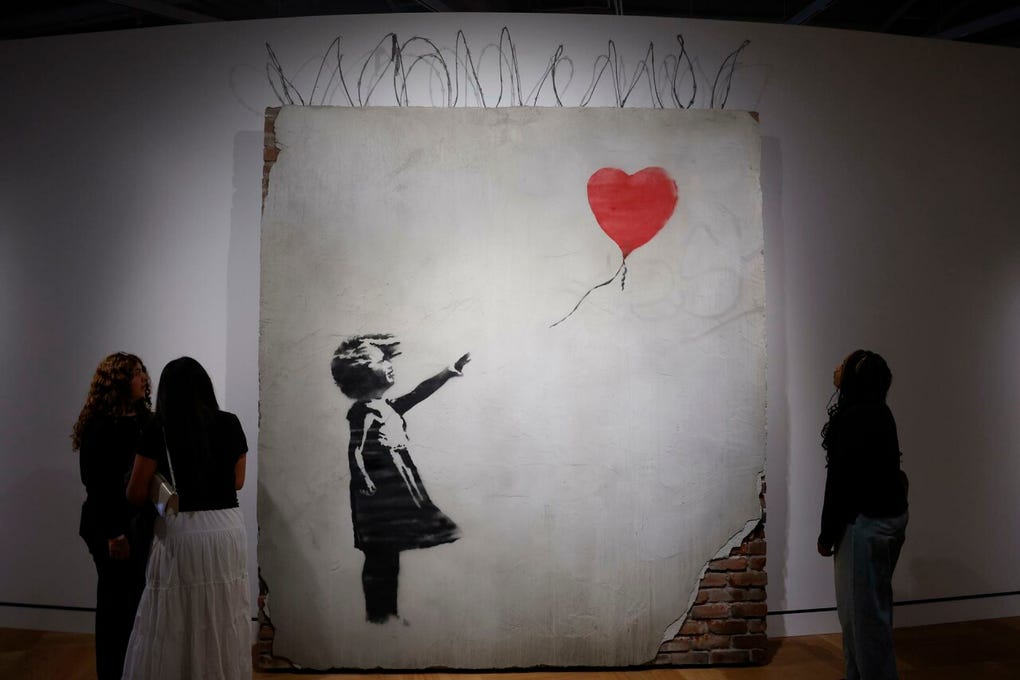 La pintura se entremezcla en los espacios con viñetas de Walt Disney, manga, dibujos de Pikachu, la fotografía de Robert Capa o instantáneas tan icónicas como La niña afgana, así como un poderoso cuadro de Barack Obama de espaldas.