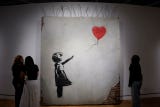 La pintura se entremezcla en los espacios con viñetas de Walt Disney, manga, dibujos de Pikachu, la fotografía de Robert Capa o instantáneas tan icónicas como La niña afgana, así como un poderoso cuadro de Barack Obama de espaldas.