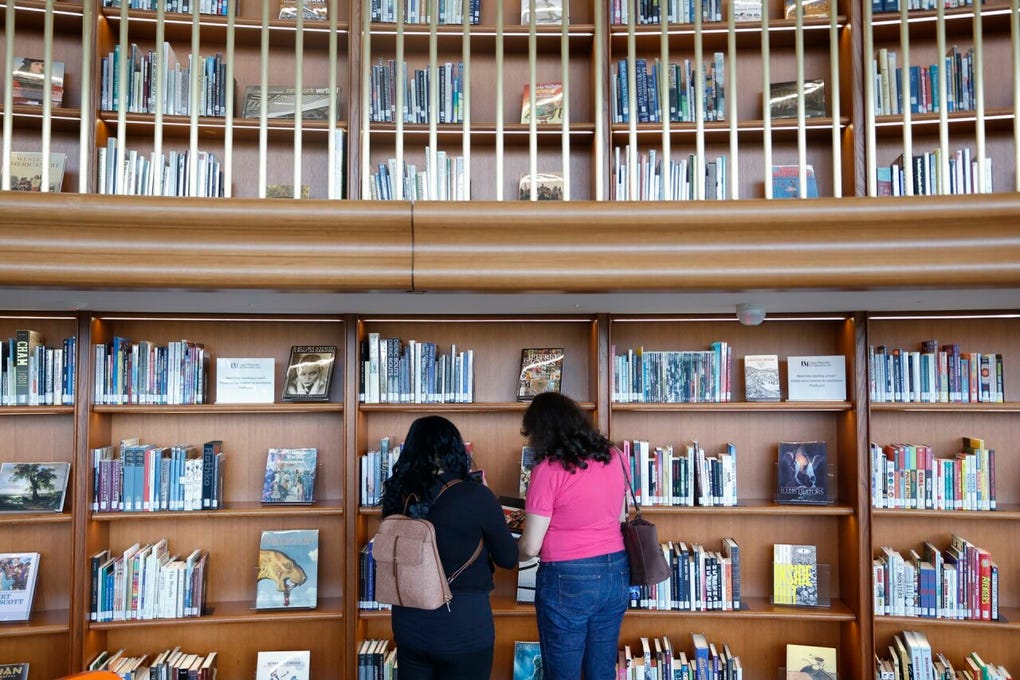 A ello se suma una biblioteca con una amplia selección de publicaciones para todas las edades. Aunque el servicio de préstamo externo no está disponible, los ejemplares se pueden reservar para su consulta en las instalaciones.