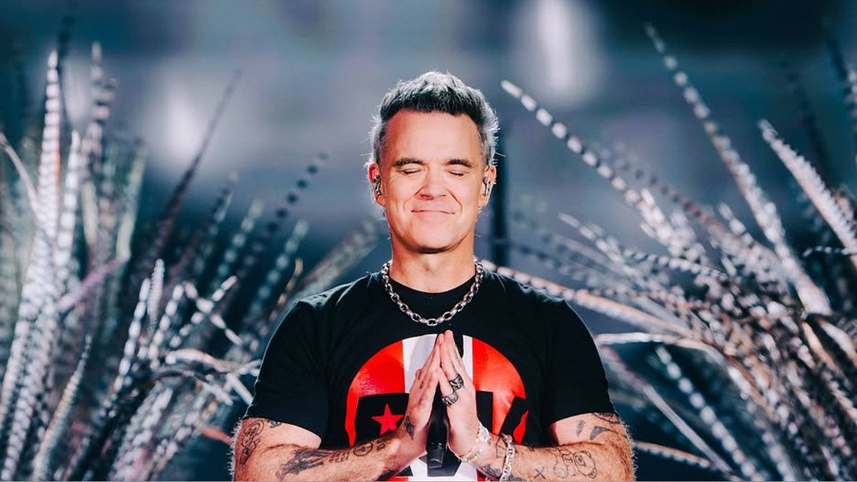 Robbie Williams cantó afuera de hotel en Miraflores tras cancelación de su segundo concierto en Arena 1 [VIDEOS]