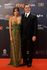 <strong>Brad Pitt</strong> e <strong>Inés de Ramón</strong> se vistieron elegantemente para la proyección de su nueva película Heart of the Beast en el Festival de San Sebastián, en España.