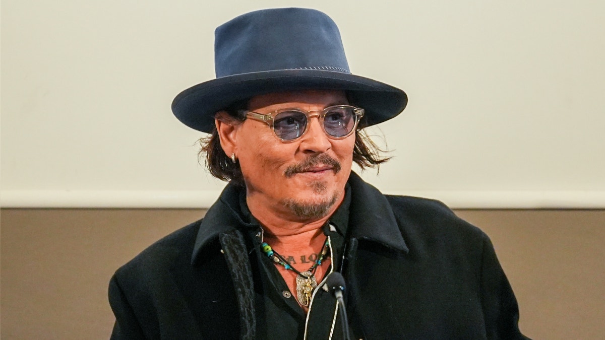 Johnny Depp debuta como escultor en Estambul con una obra inspirada en su hijo