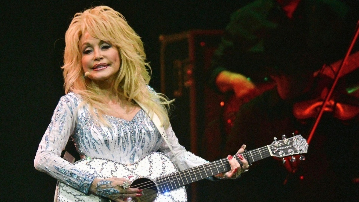 Mánager de Dolly Parton pide una orden de alejamiento contra el sobrino de la cantante por supestas amenazas