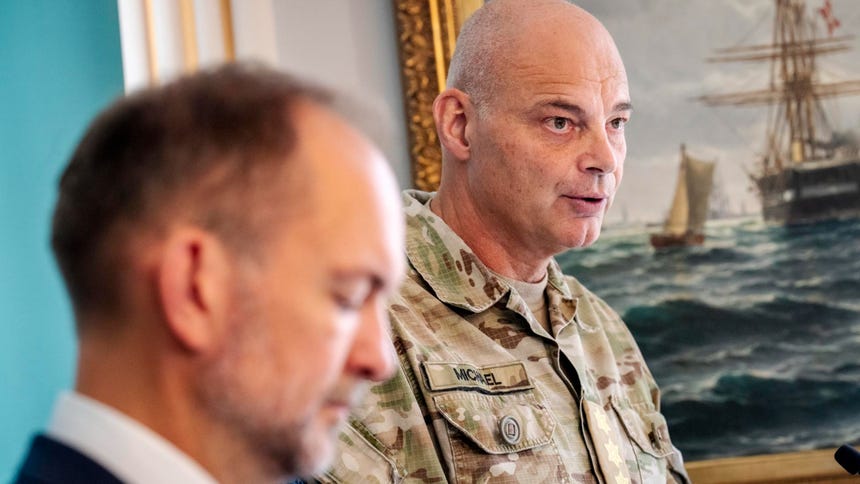 El ministro de Defensa de Dinamarca, Jeppe Bruus y el jefe de la Defensa del país, Michael Hyldgaard, en conferencia de prensa.