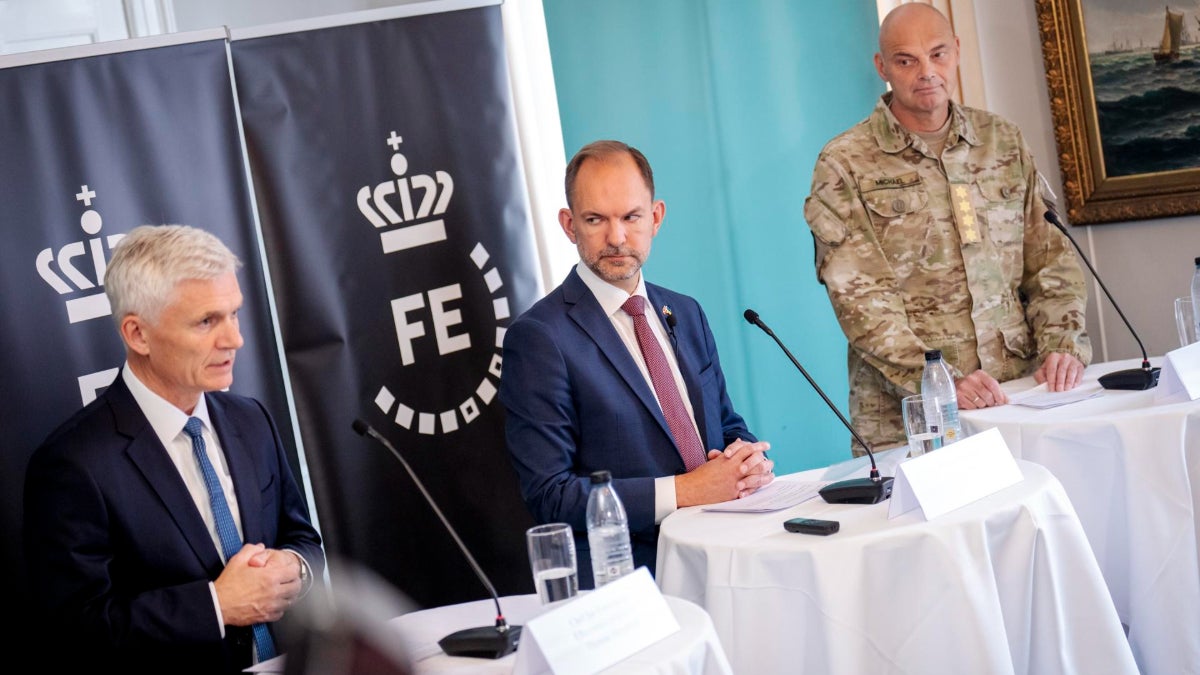 El ministro de Defensa de Dinamarca y jefes de inteligencia y de la Defensa en una rueda de prensa en Copenhague
