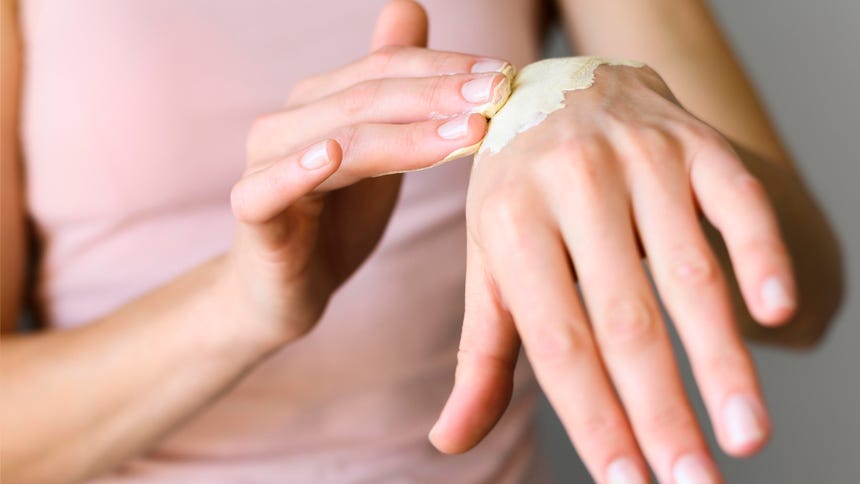 ¿Debe usarse ungüento de antibióticos para cortes y raspaduras en la piel?