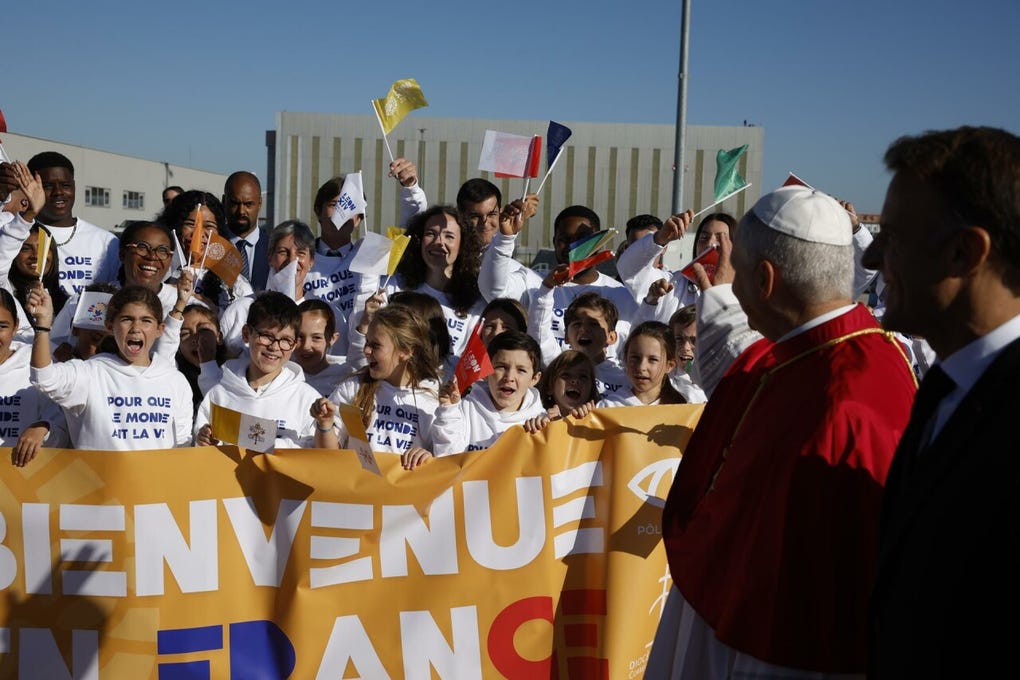 Mientras en el país repicaban las campanas de las iglesias, un grupo de niños, con el lema de la visita, Para que el mundo tenga vida, coreaba el nombre del Santo Padre.