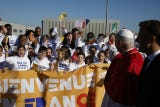 Mientras en el país repicaban las campanas de las iglesias, un grupo de niños, con el lema de la visita, Para que el mundo tenga vida, coreaba el nombre del Santo Padre.